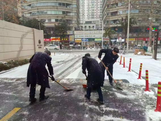 清積雪 保暢通 護(hù)平安——領(lǐng)威安保開展鏟雪除冰
