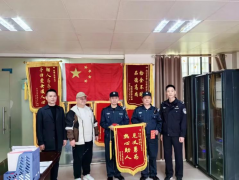 領(lǐng)威保安員李興萍、歐陽(yáng)開(kāi)?！耙?jiàn)義勇為”獲榮
